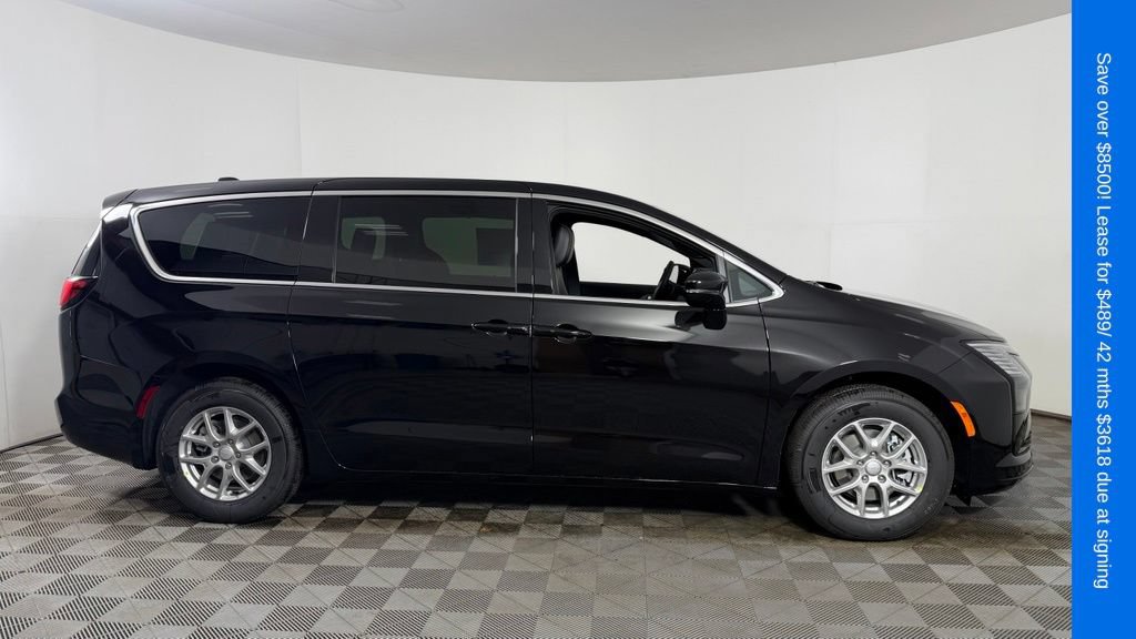 New 2027 Chrysler Pacifica Select FWD image 8