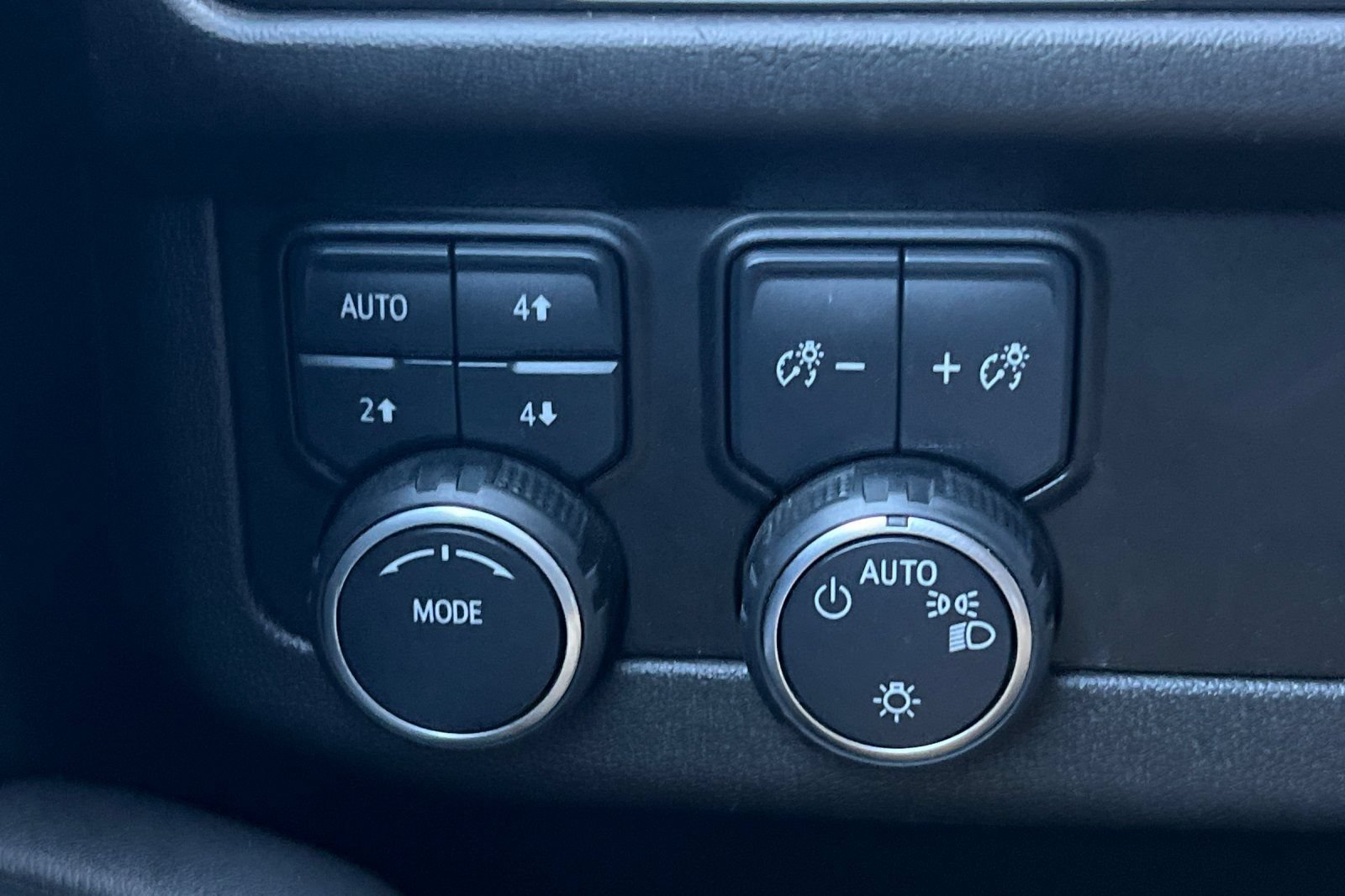 Used 2023 Chevrolet Suburban Premier AWD/4WD image 38