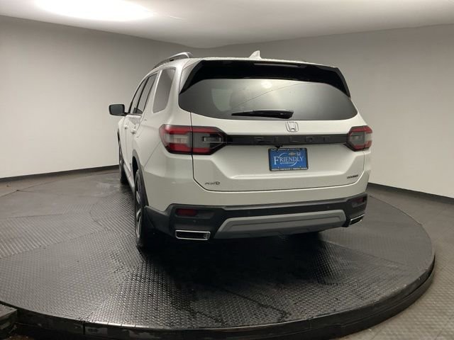 Used 2025 Honda Pilot Touring image 5