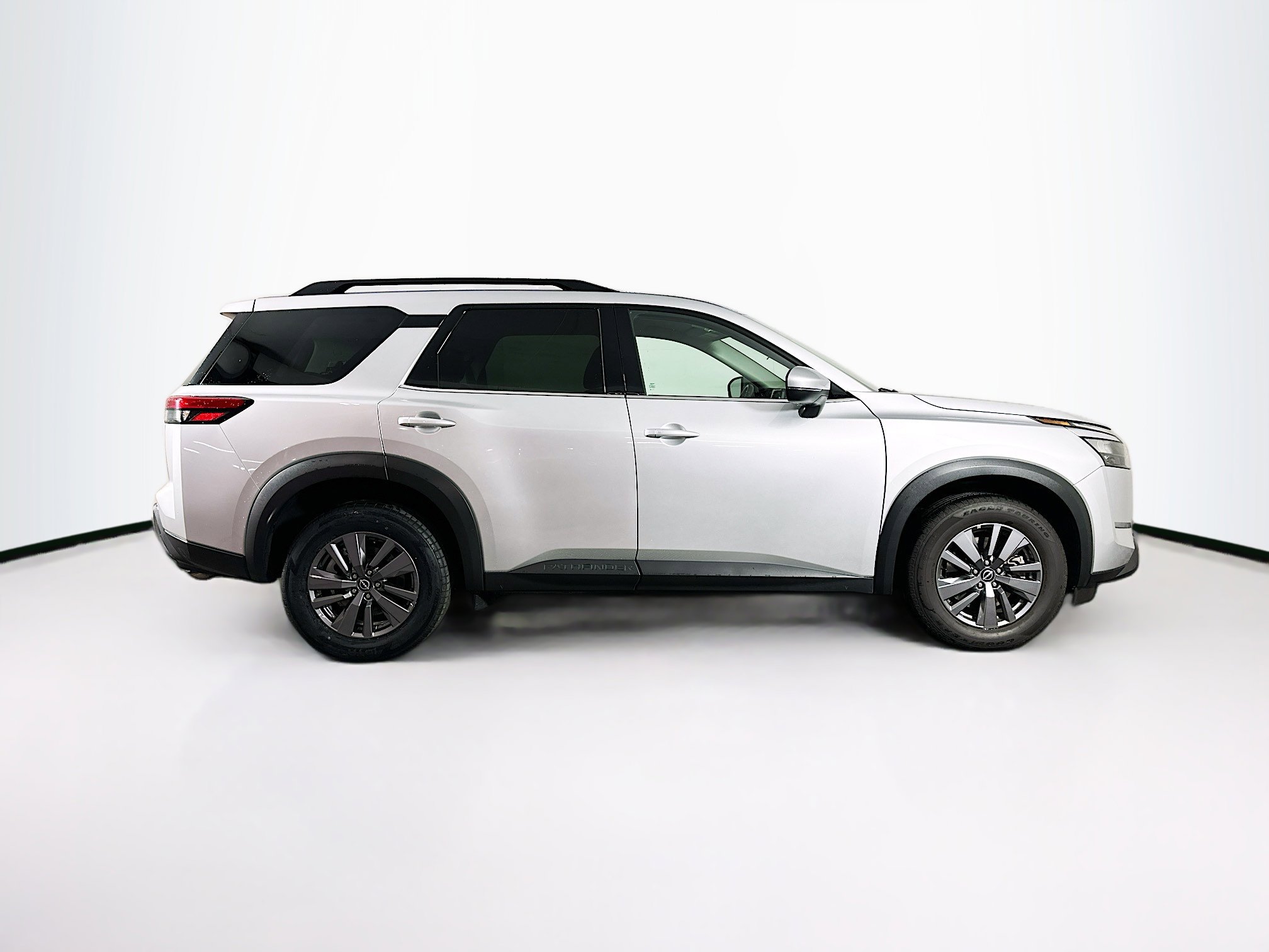 Used 2025 Nissan Pathfinder SV image 10