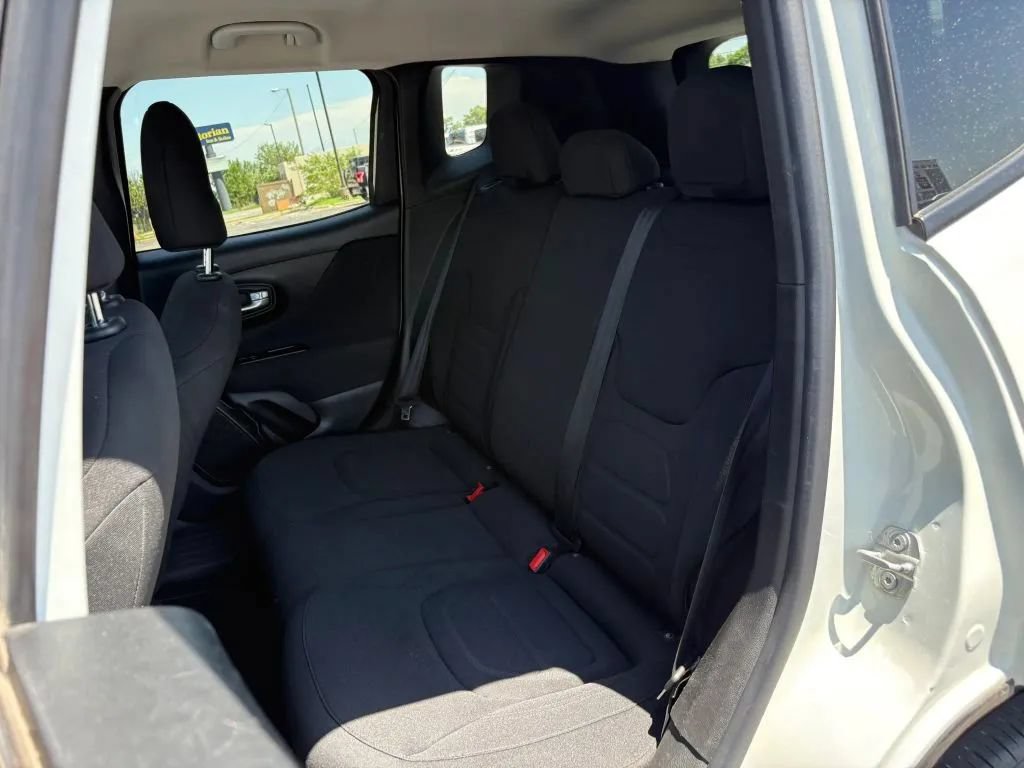 Used 2019 Jeep Renegade Latitude w/ Cold Weather Group AWD/4WD image 18