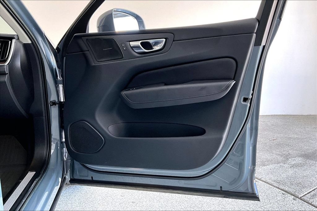 Certified 2023 Volvo XC60 B5 Plus AWD/4WD image 24