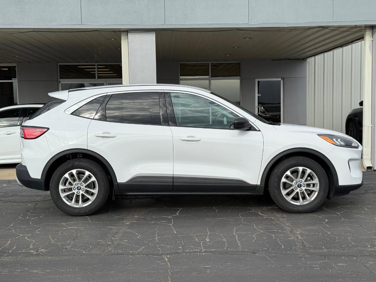 Used 2022 Ford Escape SE image 2