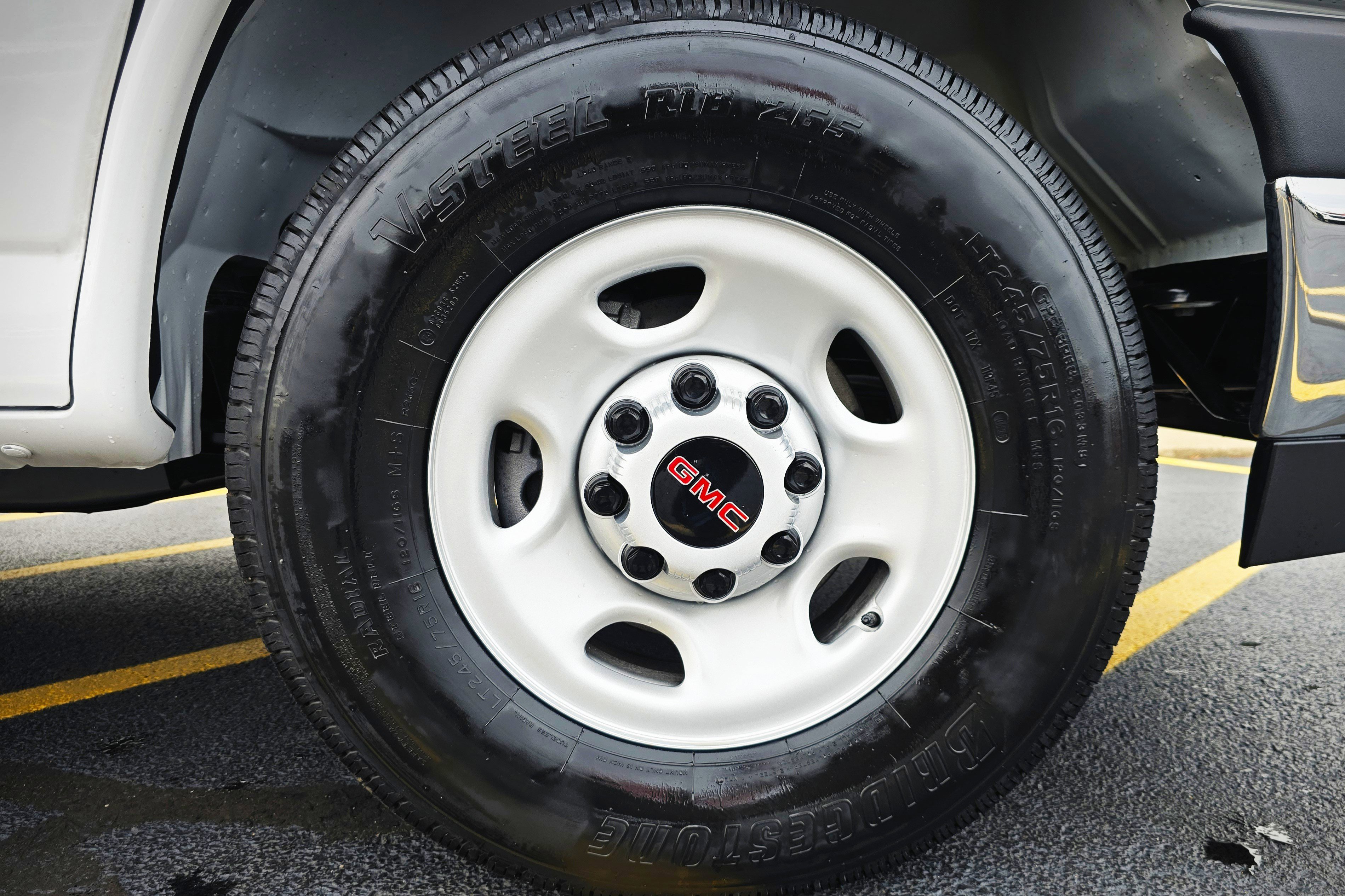 New 2025 GMC Savana 2500 w/ Chrome Appearance Package image 27