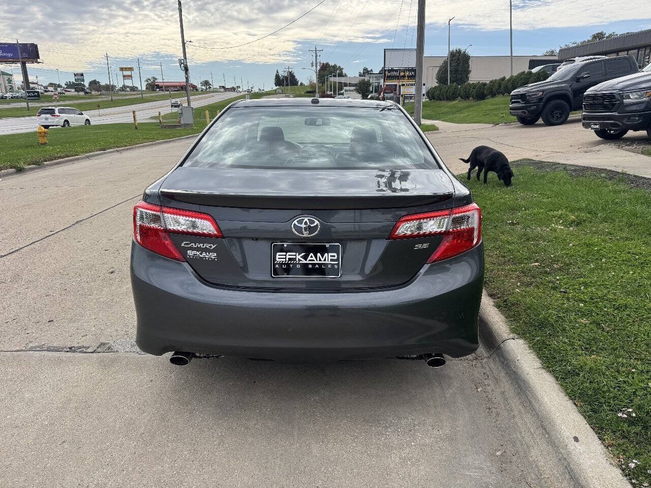 Used 2012 Toyota Camry SE w/ Leather Pkg FWD image 4