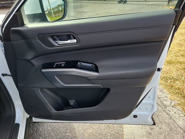 Used 2025 Nissan Pathfinder SL AWD/4WD image 37