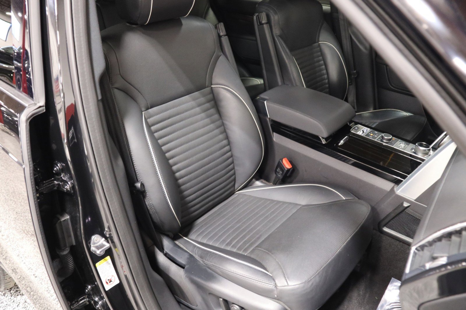 Used 2020 Land Rover Discovery HSE image 46