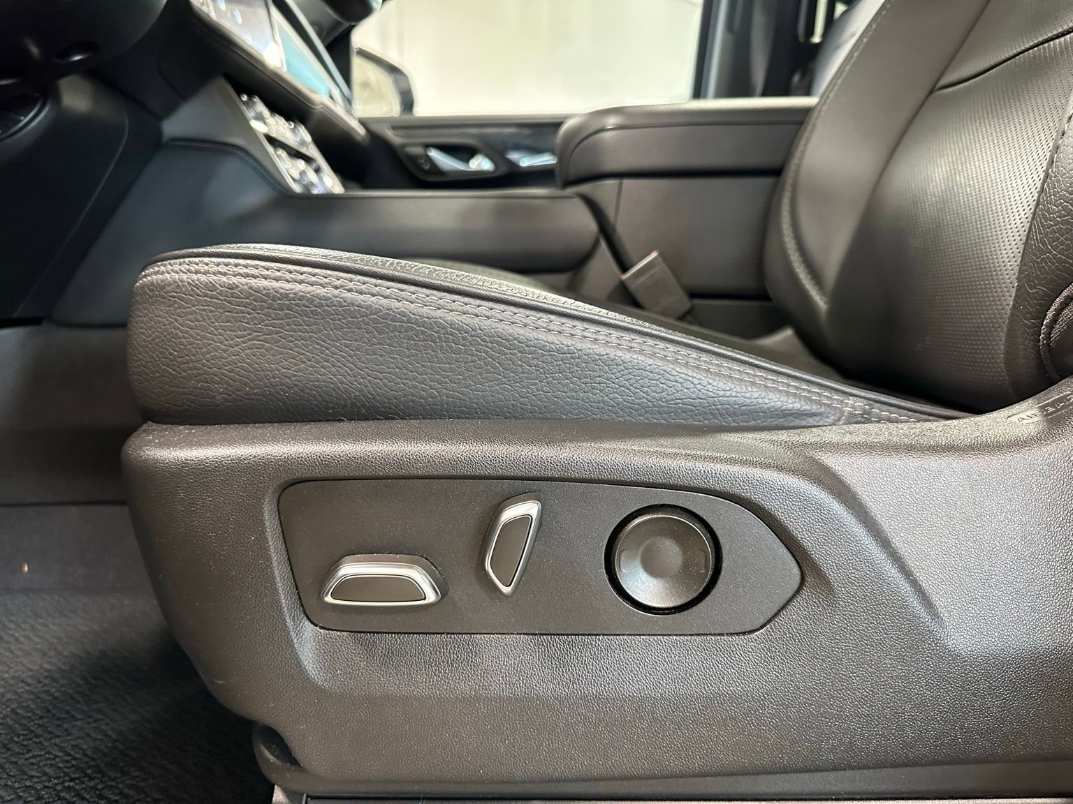 Used 2022 GMC Yukon Denali RWD image 12