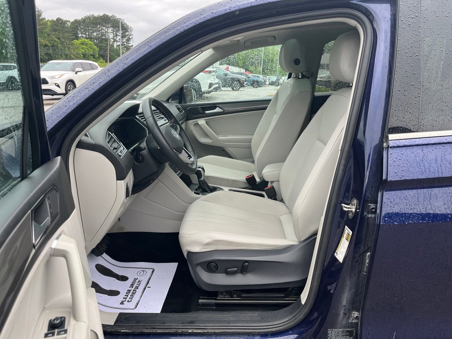 Used 2023 Volkswagen Tiguan SE w/ Panoramic Sunroof Package FWD image 27