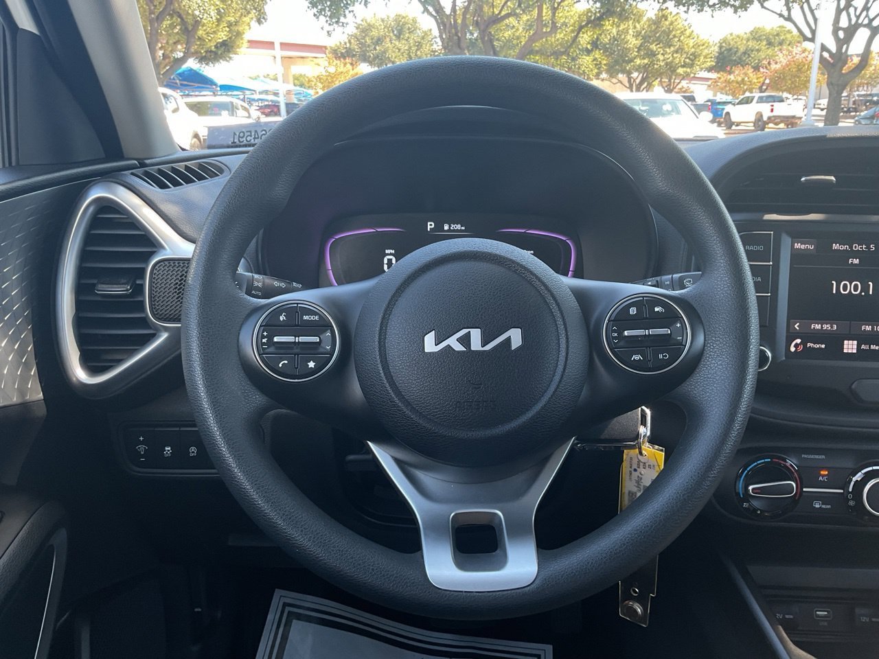 Used 2025 Kia Soul LX w/ LX Technology Package FWD image 32
