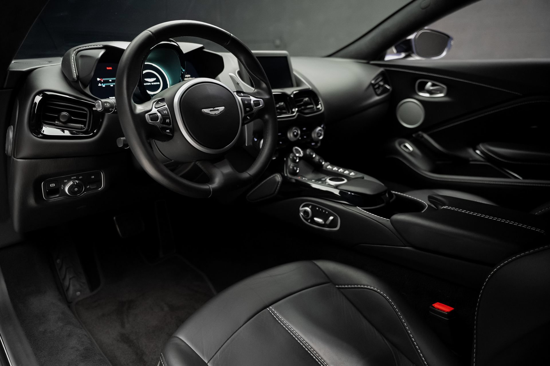 Used 2020 Aston Martin V8 Vantage Coupe RWD image 2