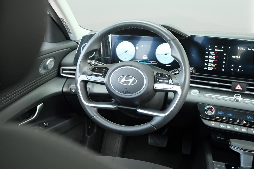 Used 2025 Hyundai Elantra SEL image 11