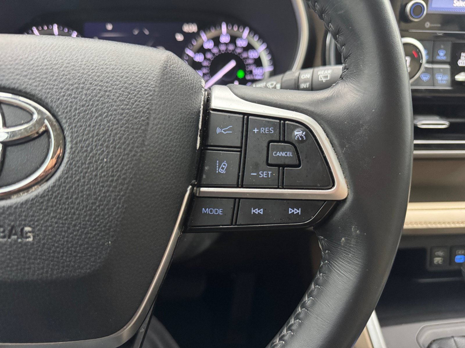 Used 2022 Toyota Highlander XLE FWD image 19