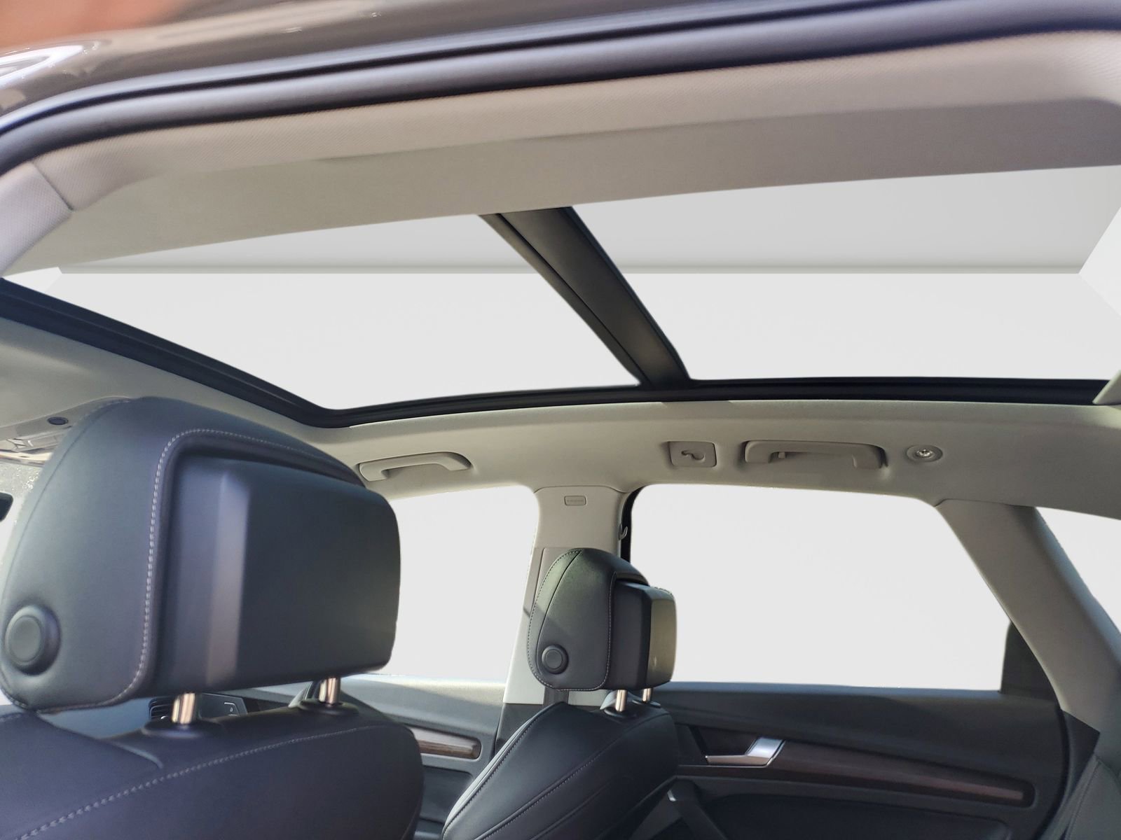 Used 2023 Audi Q5 e Premium w/ Convenience Package image 16