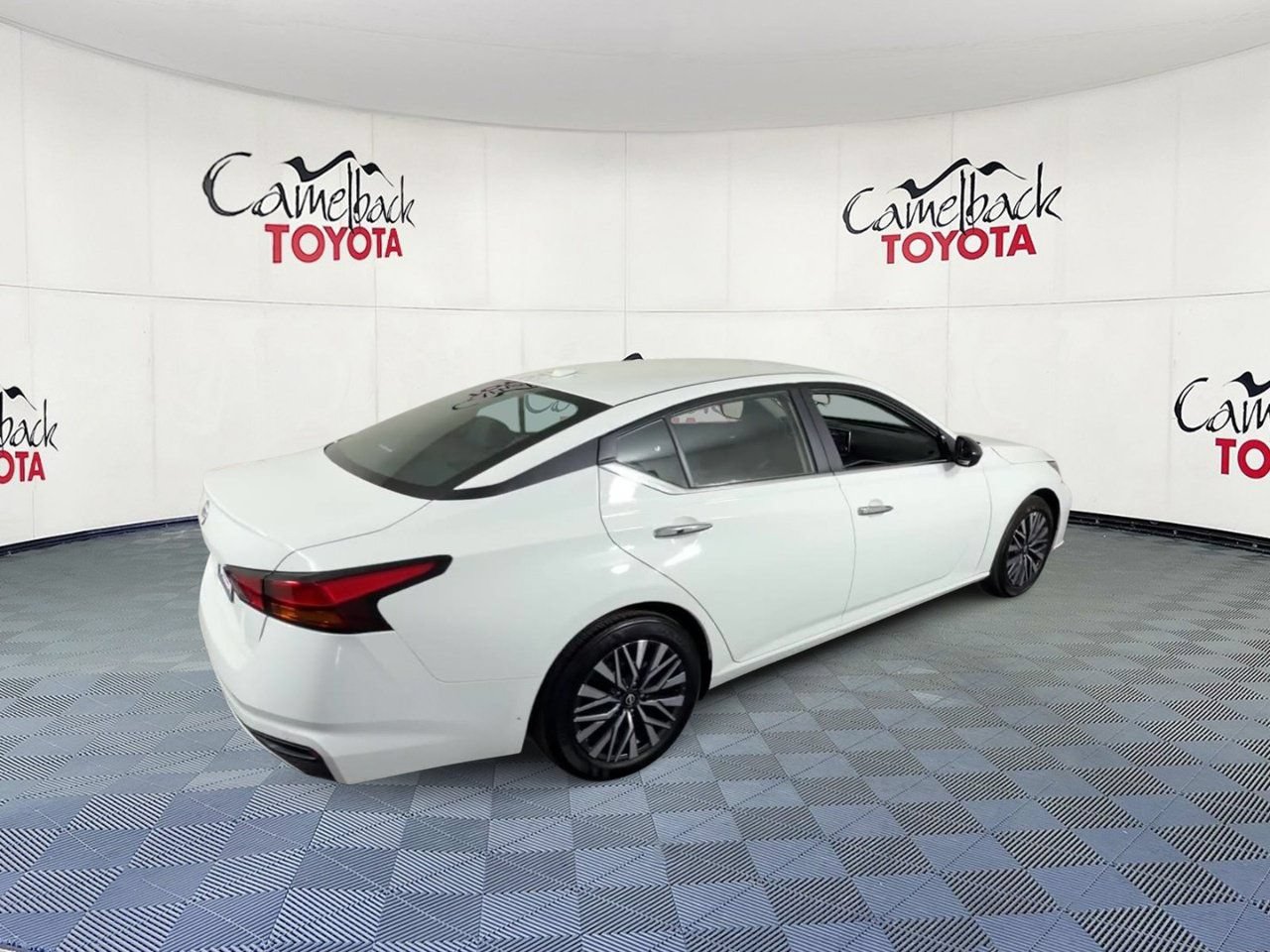 Used 2025 Nissan Altima 2.5 SV FWD image 2
