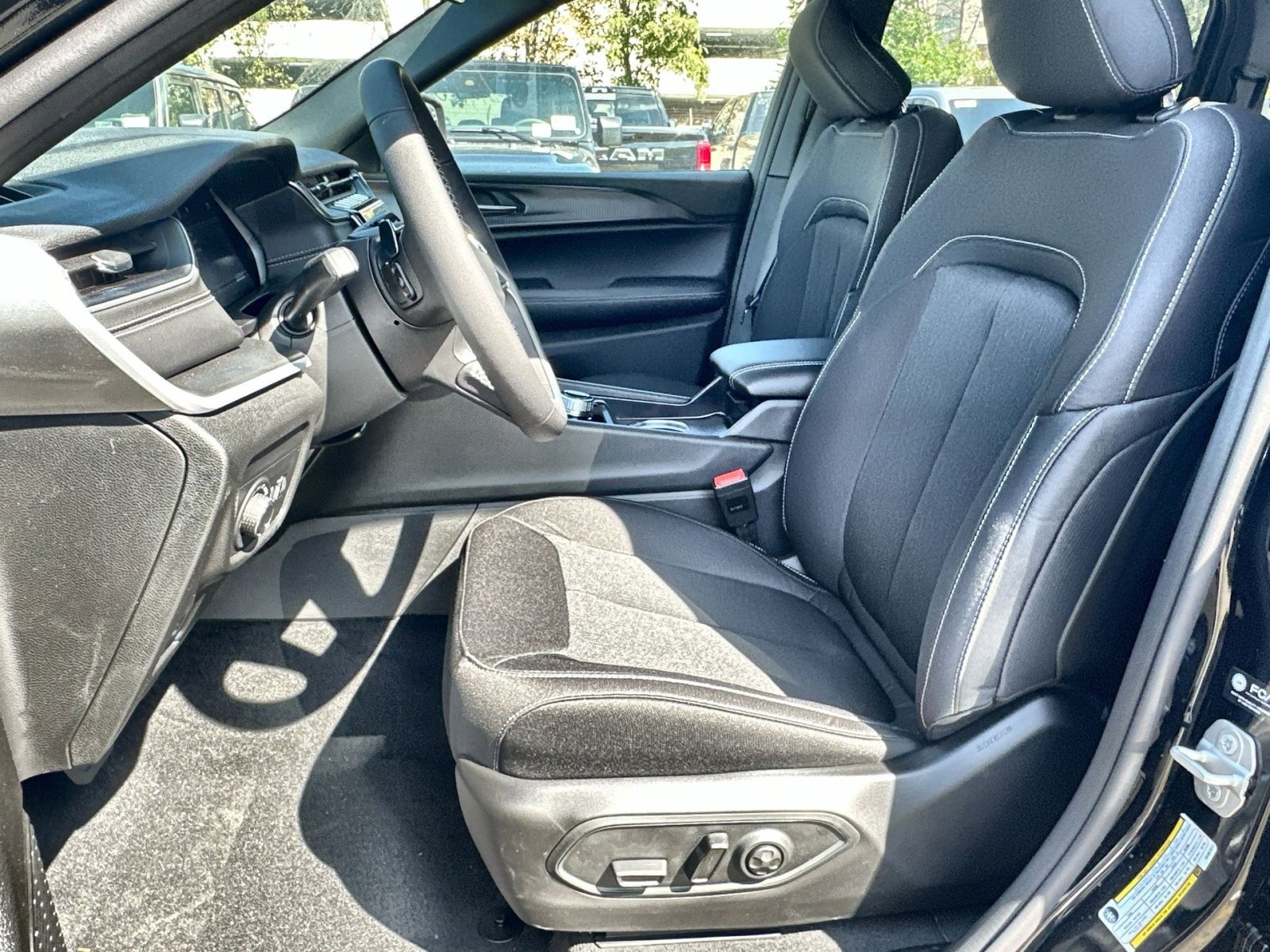 New 2025 Jeep Grand Cherokee Laredo w/ Luxury Tech Group I image 13