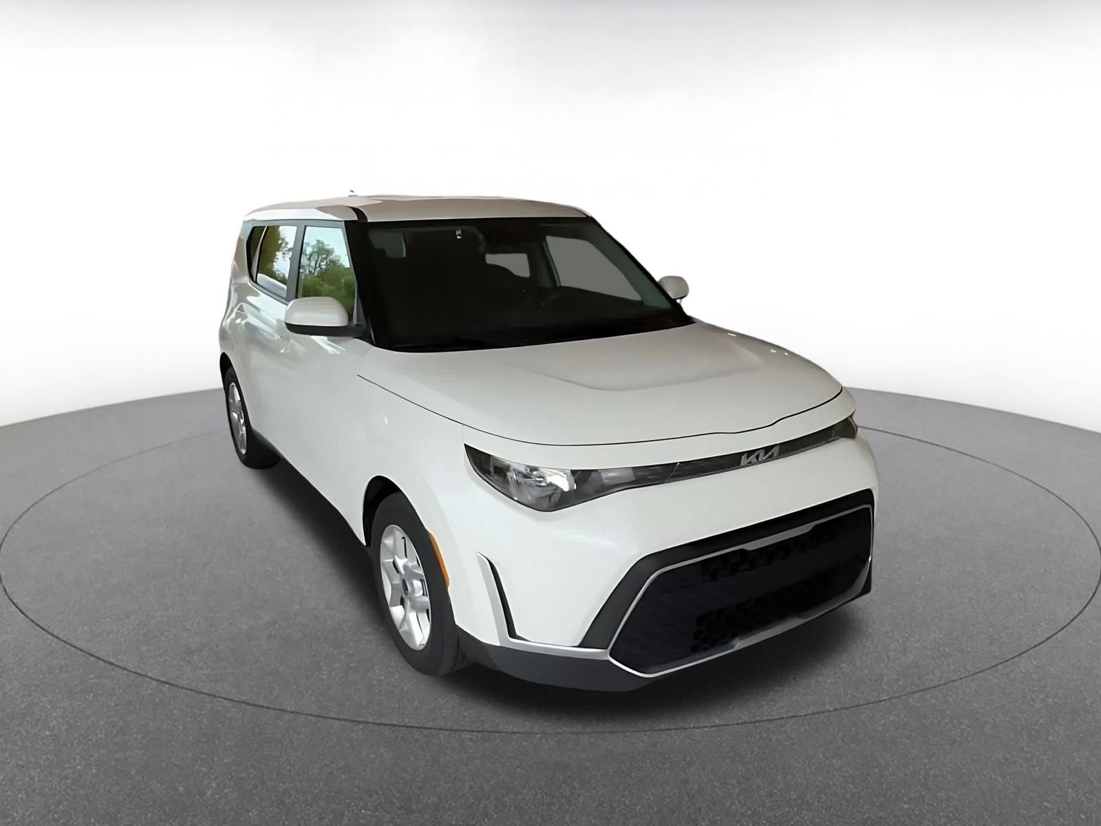 Used 2025 Kia Soul LX w/ LX Technology Package image 3