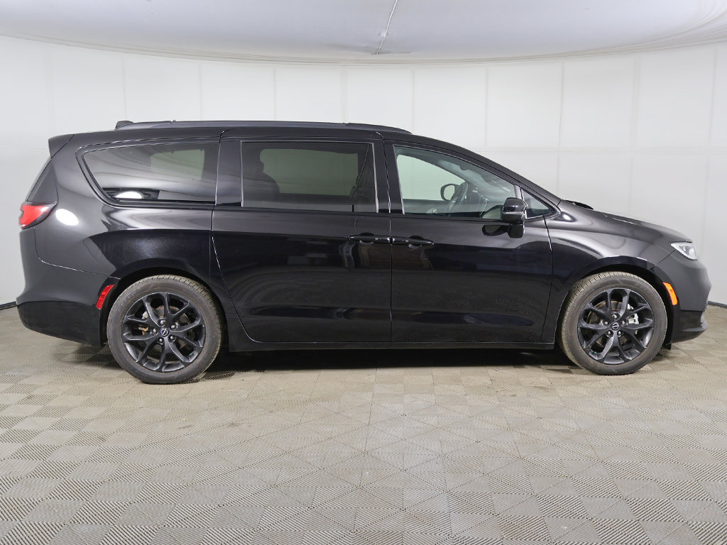 Used 2025 Chrysler Pacifica Limited FWD image 17