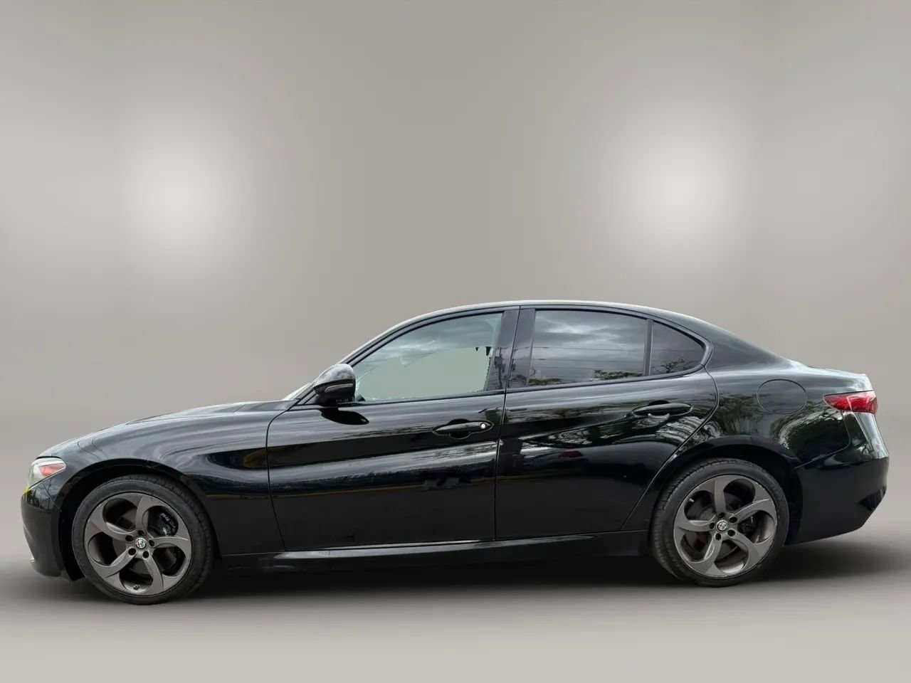 Used 2018 Alfa Romeo Giulia AWD image 3