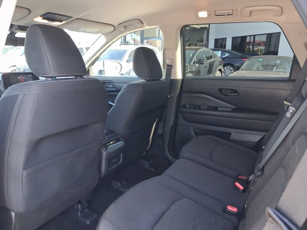 Used 2024 Nissan Pathfinder SV FWD image 11