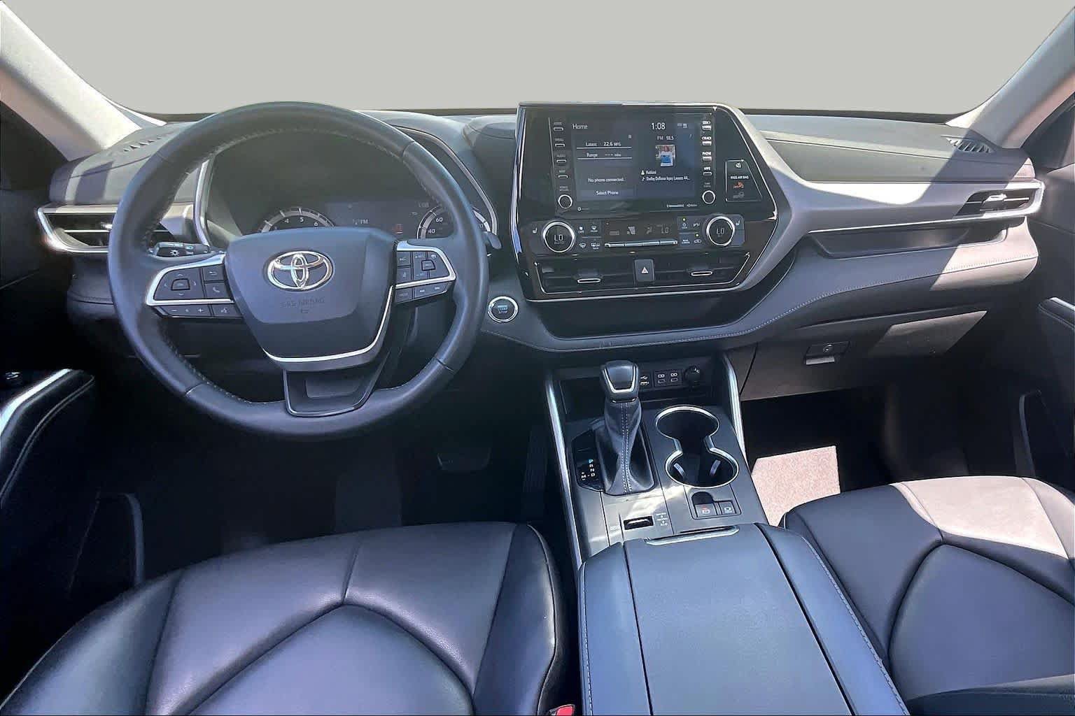 Used 2022 Toyota Highlander XLE FWD image 16