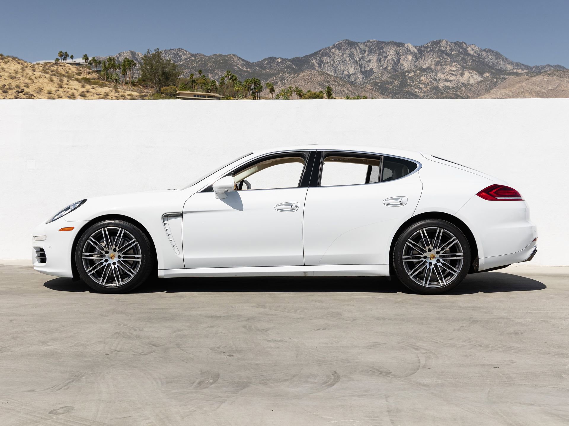 Used 2016 Porsche Panamera S RWD image 2