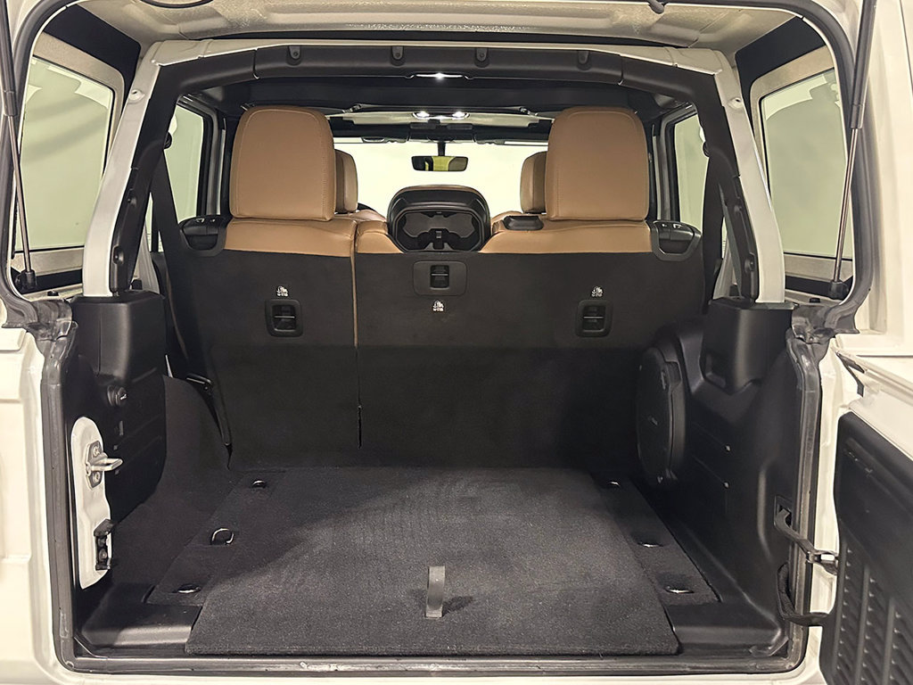 Used 2022 Jeep Wrangler Unlimited Sahara w/ LED Lighting Group AWD/4WD image 5