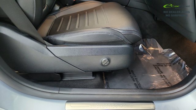 Used 2025 Mercedes-Benz GLC 300 4MATIC image 41