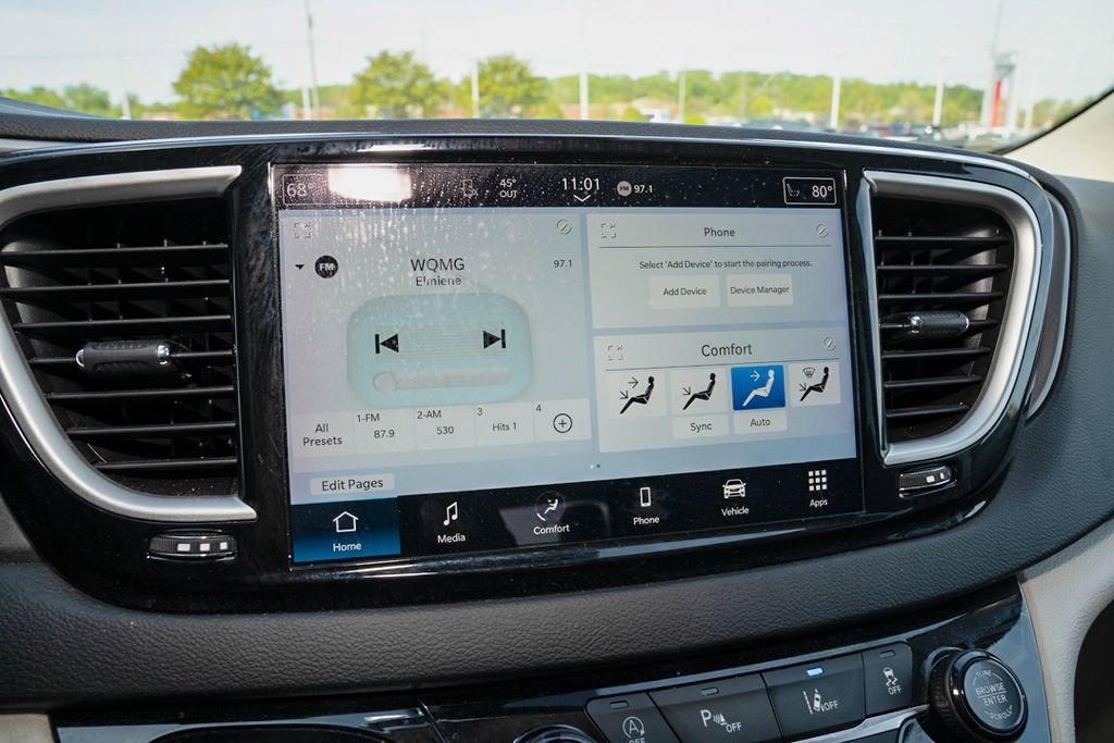 Used 2024 Chrysler Pacifica Touring-L image 13