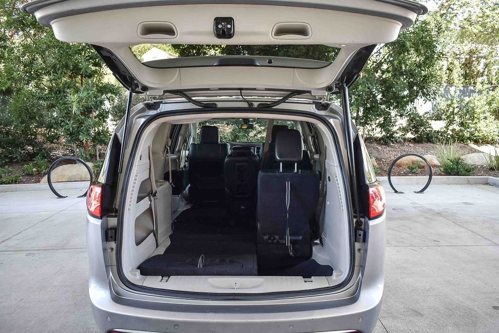 Used 2018 Chrysler Pacifica Touring-L image 24