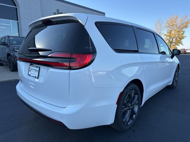 New 2026 Chrysler Pacifica Select image 8