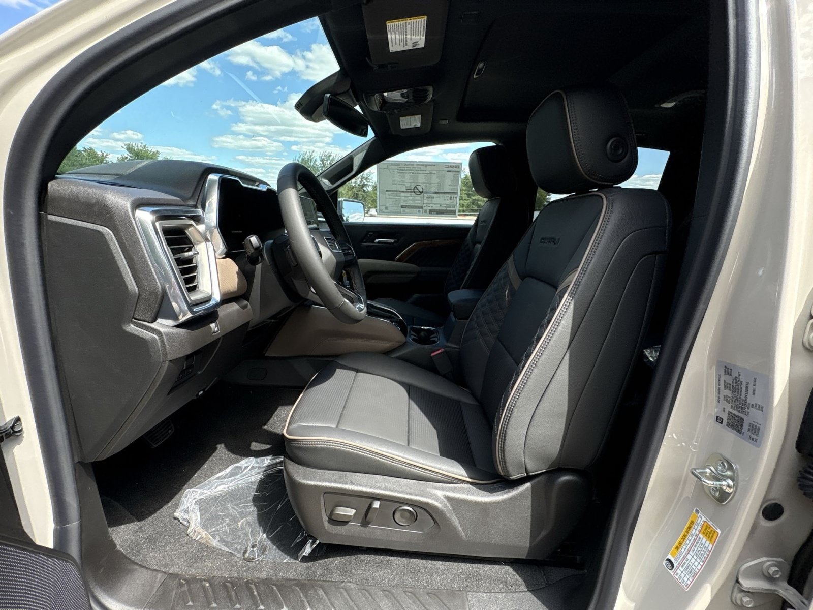 New 2026 GMC Canyon Denali w/ LPO, Black Badging Package AWD/4WD image 13