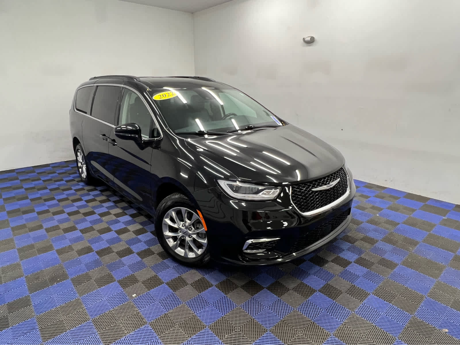 Used 2022 Chrysler Pacifica Touring-L image 39