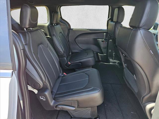 New 2026 Chrysler Pacifica Select image 16