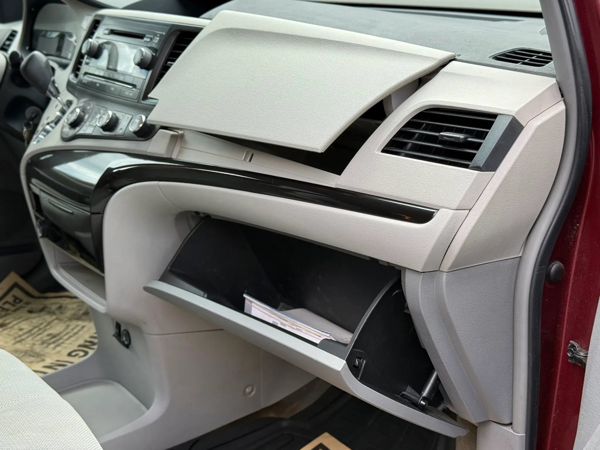 Used 2013 Toyota Sienna L FWD image 44