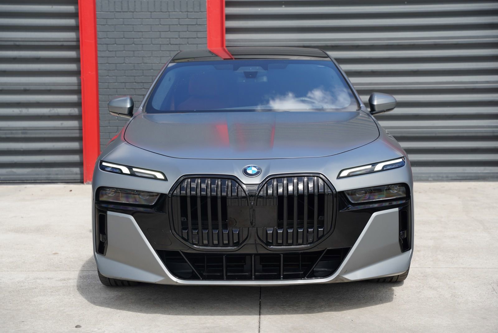 Used 2023 BMW 760i xDrive w/ Luxury Rear Seating Package image 2