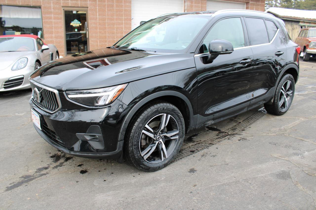 Used 2023 Volvo XC40 B5 Plus image 2