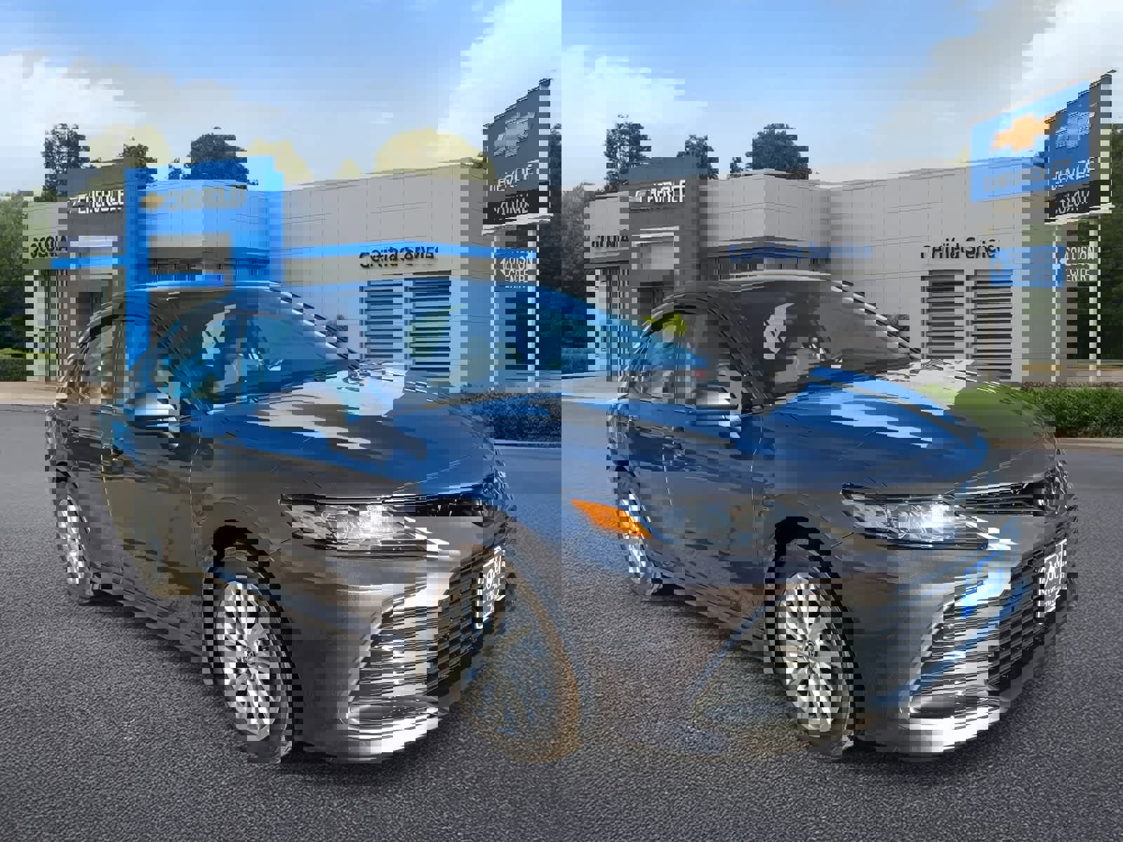 Used 2023 Toyota Camry LE image 2