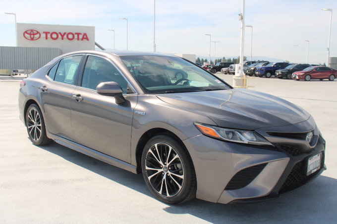 Used 2018 Toyota Camry SE w/ Protection Package (Q2) FWD image 2