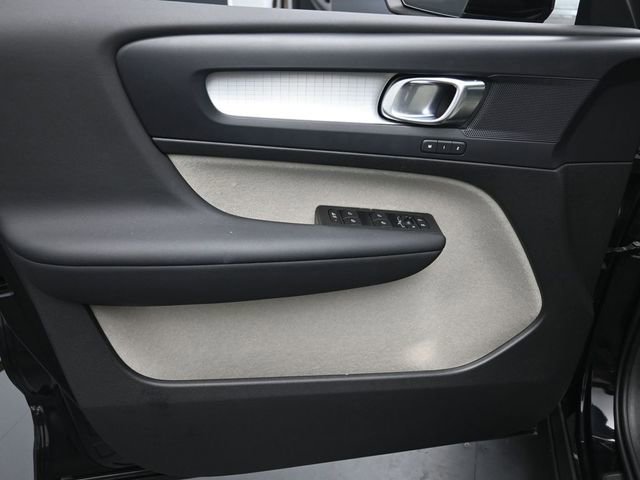 Used 2020 Volvo XC40 T5 Momentum w/ Premium Package image 21