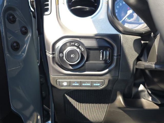 Used 2025 Jeep Wrangler Unlimited Sahara w/ Safety Group AWD/4WD image 15