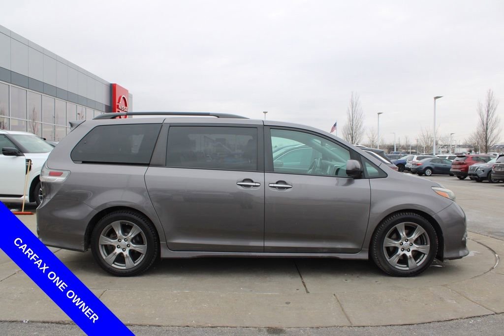 Used 2017 Toyota Sienna SE Premium image 6