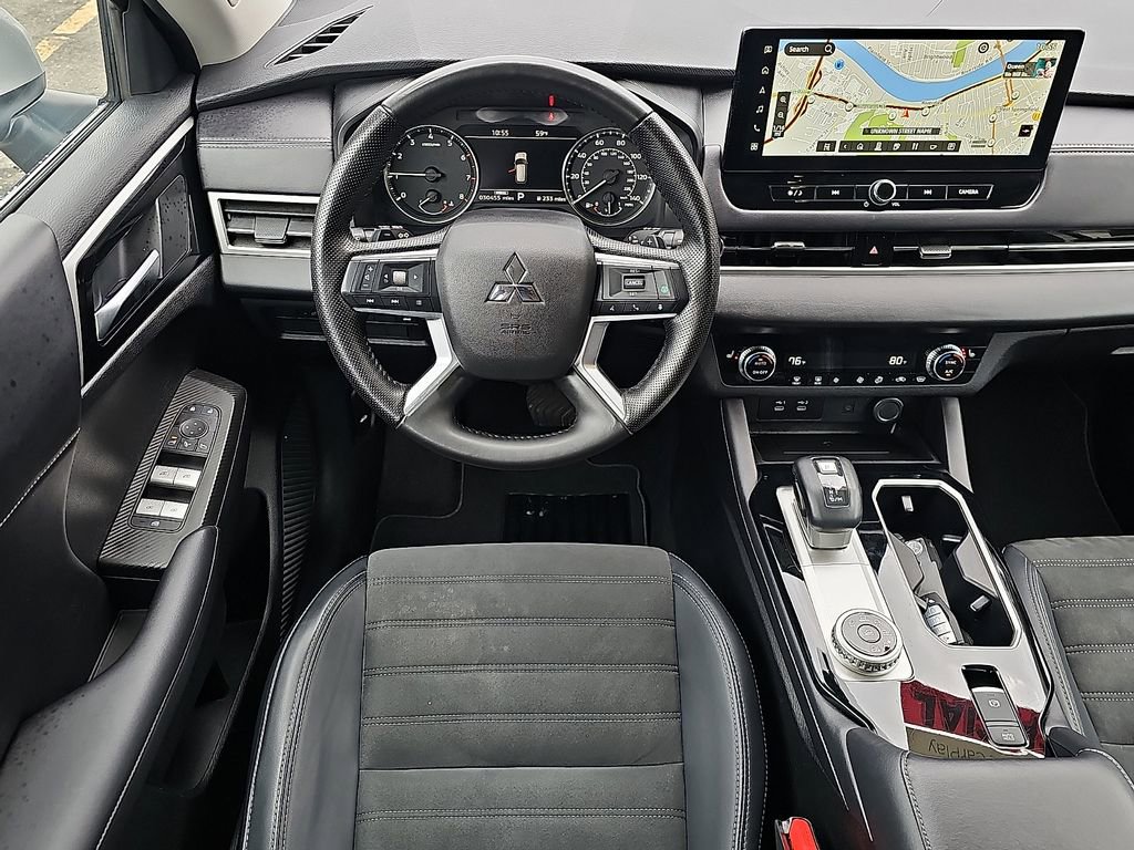 Used 2025 Mitsubishi Outlander SE image 13