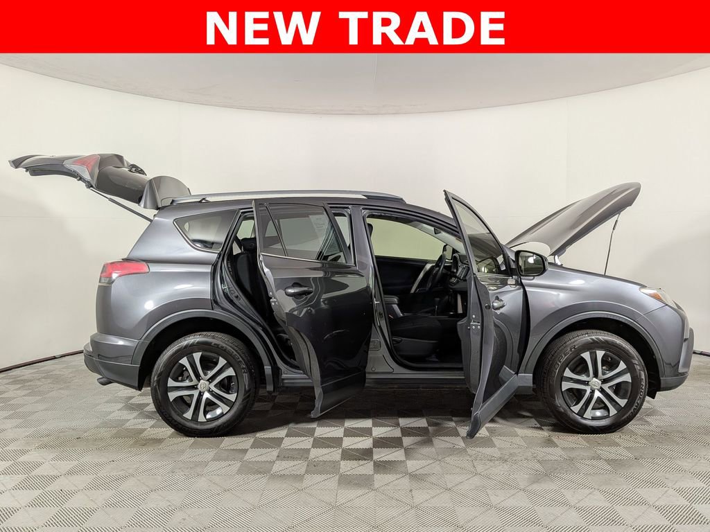 Used 2018 Toyota RAV4 LE FWD image 9