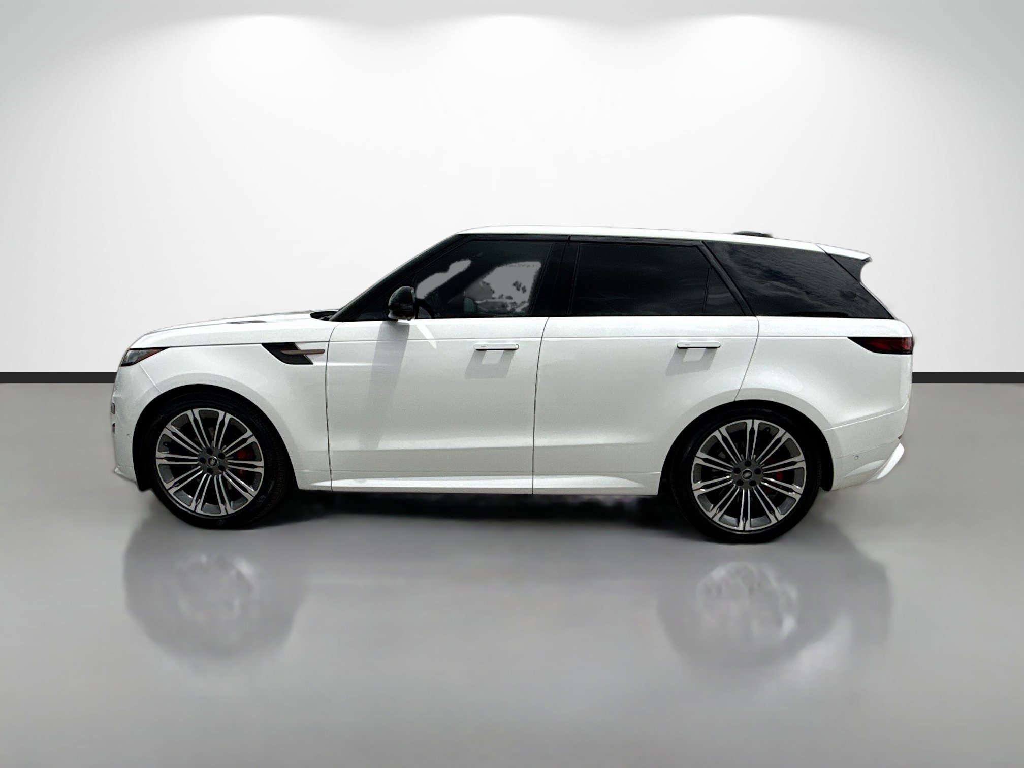 Used 2025 Land Rover Range Rover Sport Dynamic SE AWD/4WD image 2