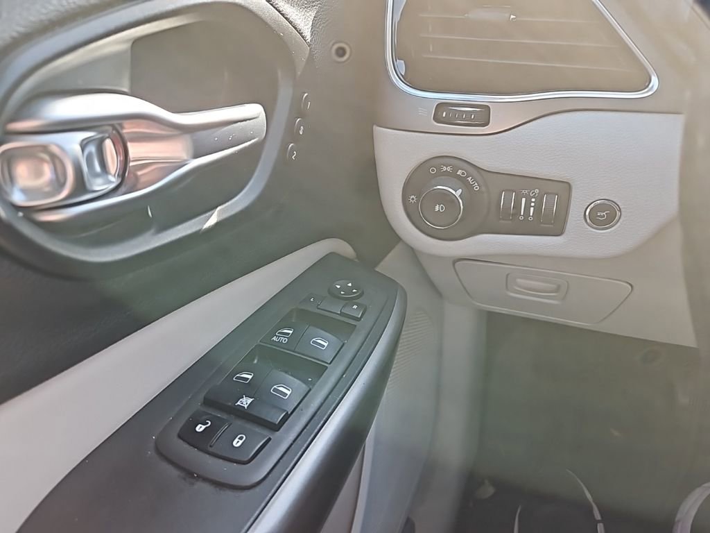 Used 2019 Jeep Cherokee Limited image 21