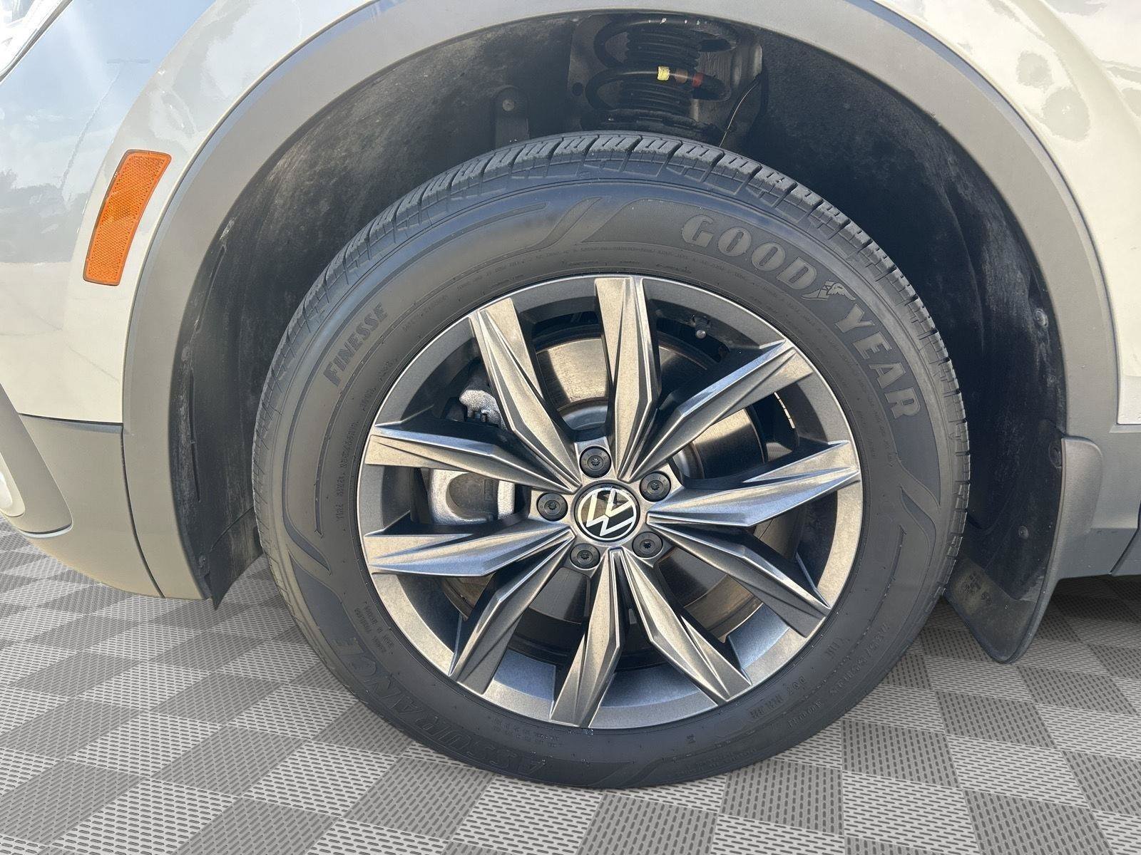 Certified 2024 Volkswagen Tiguan SE AWD/4WD image 24