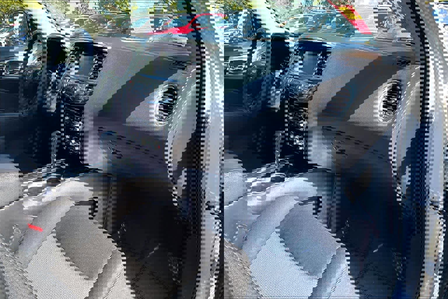 Used 2018 Nissan Pathfinder SV image 16