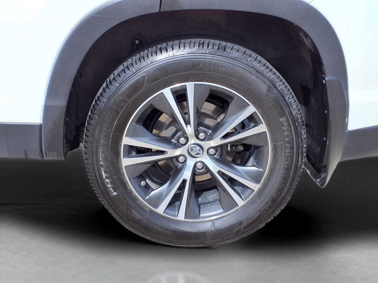 Used 2019 Toyota Highlander Plus AWD/4WD image 3