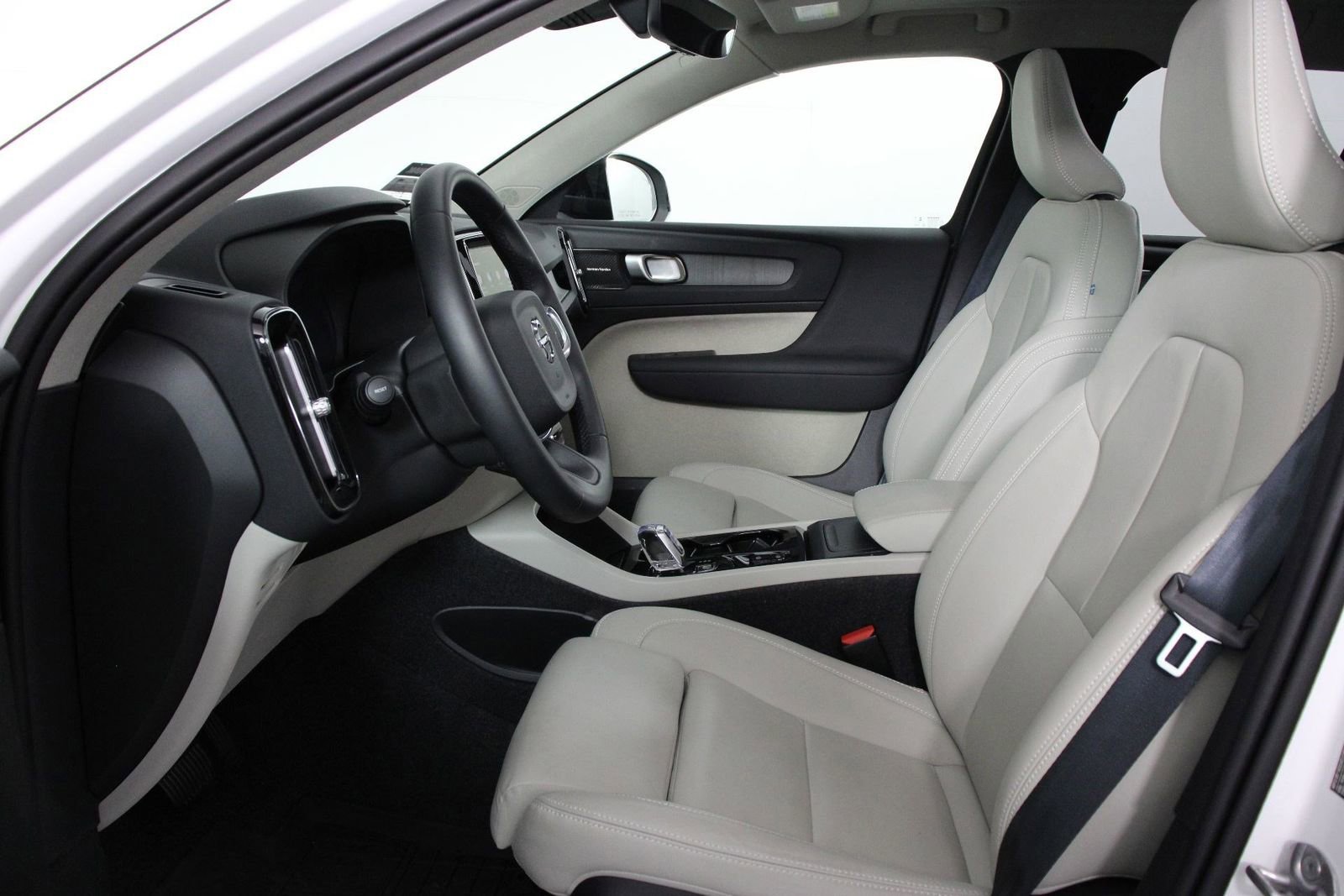 Used 2026 Volvo XC40 B5 Ultra w/ Climate Package image 31